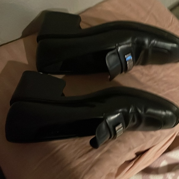 GUCCI VINTAGE BLACK GENUINE LEATHER LOAFERS WITH UNIQUE SILVER HARDWARE! - Picture 3 of 11